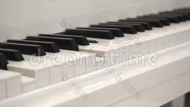 没有钢琴家的白色钢琴。 弹钢琴本身。 关闭侧视